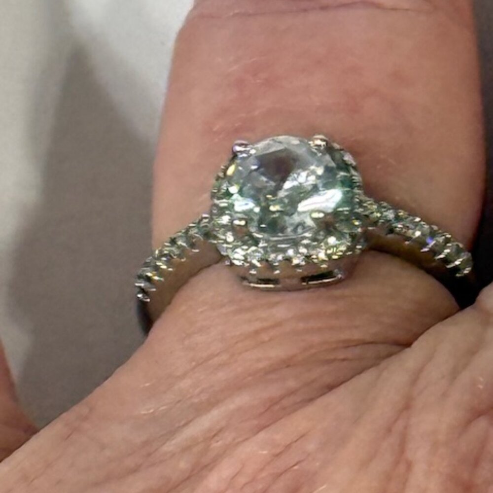 Alpaca silver and synthetic diamond ring.